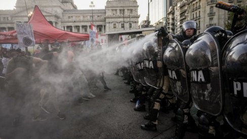 ОТКАЗ БЕЗ ОБРАЗЛОЖЕЊА, 10 ДАНА ПОРОДИЉСКОГ ОСУСТВА: Протести у Аргентини због радикалних реформи, више повређених у сукобима са полицијом