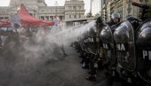OTKAZ BEZ OBRAZLOŽENJA, 10 DANA PORODILJSKOG OSUSTVA: Protesti u Argentini zbog radikalnih reformi, više povređenih u sukobima sa policijom