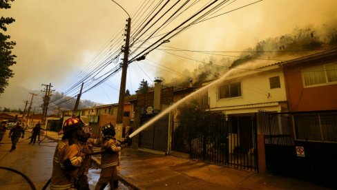 ВЕЛИКА ТРАГЕДИЈА У ЧИЛЕУ: Број жртава шумских пожара расте - стотине несталих у највећој катастрофи од земљотреса 2010. године (ФОТО/ВИДЕО)