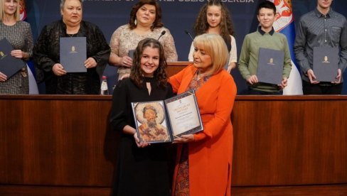 ZNANJE OLAKŠAVA ŠKOLOVANJE: Vasilisa Milojković, učenica iz Ćuprija, dobitnica Svetosavske nagrade (FOTO)