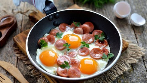ЈАК ГУРМАНСКИ ОБРОК, КОЈИ ЋЕ ВАС ДУГО ДРЖАТИ СИТИМА: Домаћа димљена кобасица са јајима