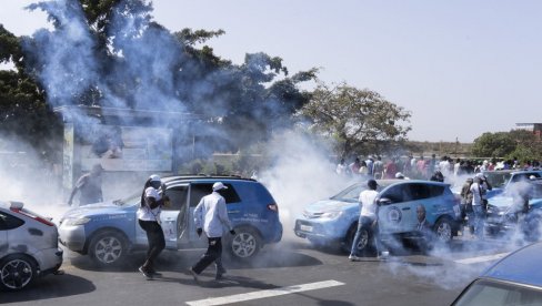 HAOS NA ULICAMA, POLICIJA ISPALILA SUZAVAC NA DEMONSTRANTE: Vlast U Senegalu pokušava da produži predsednikov mandat (FOTO)