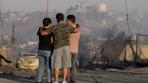 VATROGASCI VODE BITKU SA 165 POŽARA: Stradalo 122 ljudi, oštećeno 14.000 kuća u Čileu (FOTO)