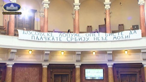 NEĆE MOĆI Transparent u Skupštini izazvao ovacije poslanika: Dosovske lopuže, opet biste da pljačkate Srbiju (FOTO)