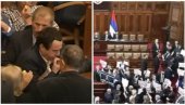 ĐILAS IGRA KAKO KURTI SVIRA: Neredi u parlamentu po scenariju Samoopredeljenja (VIDEO)