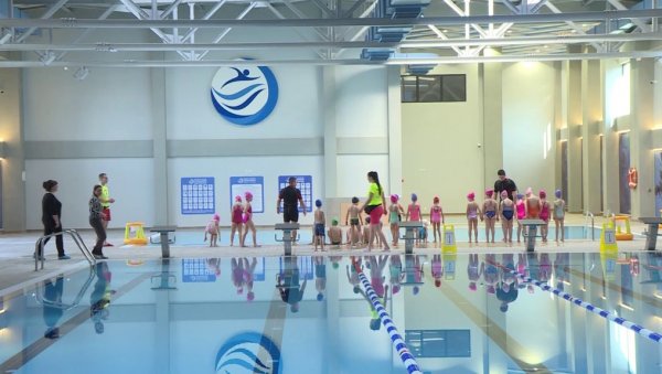 НЕКИ СУ И ПРВИ ПУТ НА БАЗЕНУ: Бесплатна школа пливања за 370 предшколаца (ФОТО)