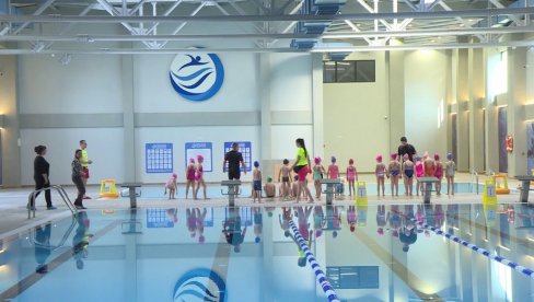 НЕКИ СУ И ПРВИ ПУТ НА БАЗЕНУ: Бесплатна школа пливања за 370 предшколаца (ФОТО)