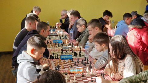 ВИШЕ ШАХИСТА НЕГО МЕШТАНА: И породица чешког конзула учествовала на турниру у Чешком селу