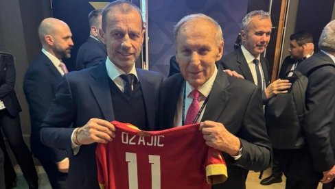 SRDAČAN SUSRET NA ŽREBU ZA LIGU NACIJA: Dragan DŽajić uručio dres Srbije predsedniku UEFA Aleksandru Čeferinu