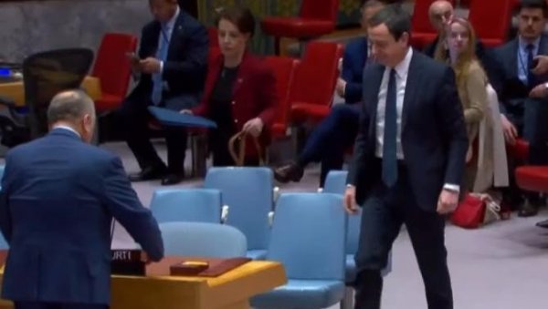 ПОГЛЕДАЈТЕ ШТА ПИШЕ ИСПРЕД КУРТИЈА: Шамар Приштини на самом почетку седнице Савета безбедности УН (ФОТО)