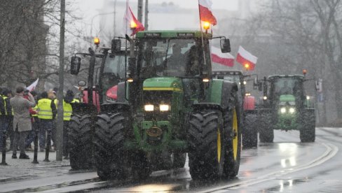 ХАОС У ПОЉСКОЈ: Пољопривредници блокирали путеве, започели генерални штрајк против политике ЕУ (ФОТО)