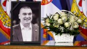 ČEKALA GA JE SRBIJA: Tužna lica i Dekijev osmeh na komemoraciji u Skupštini grada Beograda