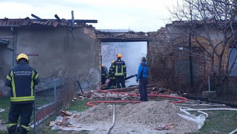 GORELO U ZAJEDNIČKOM DVORIŠTUU KIKINDI: Izgorela prostorija u vlasništvu grada zbog koje su se stanari žalili