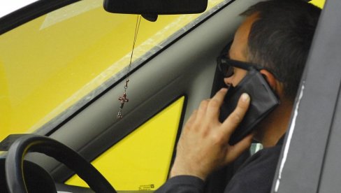 MOBILNI POVEĆAVA RIZIK OD SAOBRAĆAJKE ČETIRI PUTA: Trećina telefonira tokom vožnje, četvrtina piše poruke