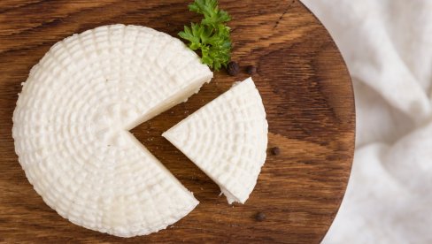 LAKO ĆETE GA NAPRAVITI KOD KUĆE: Od samo 2 sastojka napravite domaći beli sir kod kuće (VIDEO)