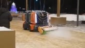 ROBOTI U AKCIJI: „Pikseli“ čiste sneg u Moskvi (VIDEO)