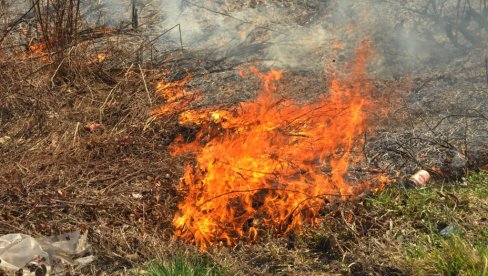 У ПОДУНАВСКОМ ОКРУГУ МАЊЕ ПОЖАРА НА ОТВОРЕНОМ: На снази црвени аларм и упозорење на нову опасност од пожара