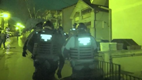 BACILI KAŠIKARU NA PORODIČNU KUĆU: Pogledajte munjevitu akciju policije u Mladenovcu (VIDEO)