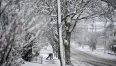 POGINUO MLADIĆ, SAOBRAĆAJ U KOLAPSU: Nezapamćena snežna oluja okovala SAD, ljudi strahuju da će situacija biti još gora (FOTO)