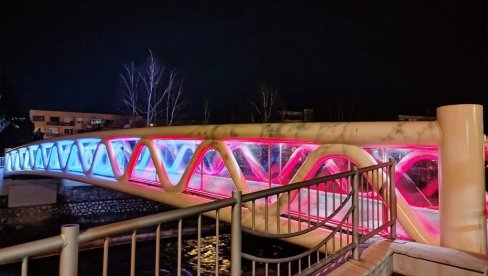 ПОВОДОМ ДАНА ДРЖАВНОСТИ СРБИЈЕ: Мостови у Параћину светлеће у бојама заставе (ФОТО)