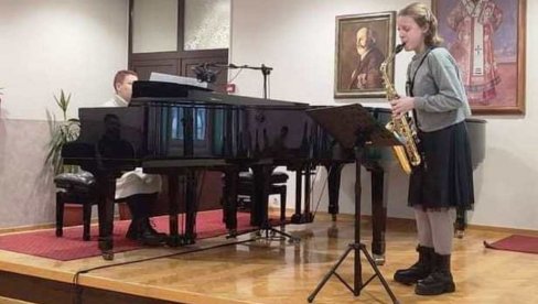 КИКА ЗАБЛИСТАЛА:  Малој саксофонисткињи  прва награда на такмичењу „Даворин Јенко“