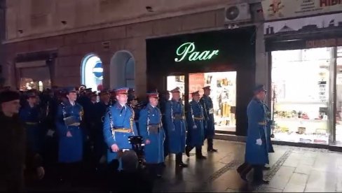 ZA DAN DRŽAVNOSTI: Promenadni koncert orkestara MUP i Garde (VIDEO)