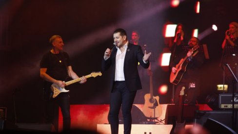 VELIČANSTVENA NOĆ: Aco Pejović pevao za 20 hiljada ljudi (FOTO)
