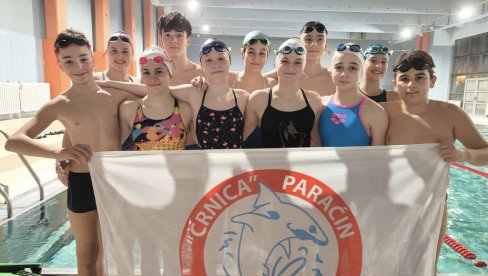 ВИШЕ ДЕСЕТИНА МЕДАЉА ЗА „ЦРНИЦУ“: Параћинци наступали на пливачком такмичењу у Крагујевцу (ФОТО)