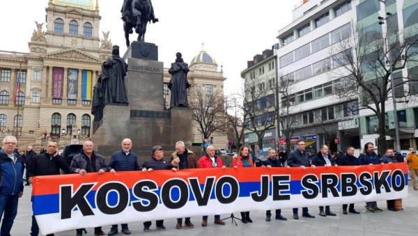ОСУДИЛИ ОТИМАЊЕ КИМ: Протест Срба и Чеха у Прагу због Косова и Метохије