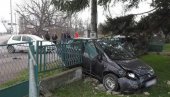 AUTOM SE ZAKUCAO U OGRADU: Saobraćajna nesreća kod Obrenovca (FOTO)