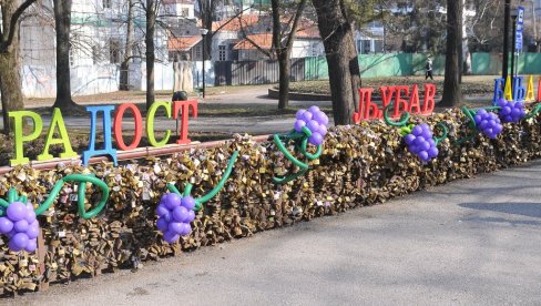 PRAVE BISTU DESANKE MAKSIMOVIĆ: Sa mosta ljubavi u Vrnjačkoj planski se uklanja određeni broj katanaca (FOTO)