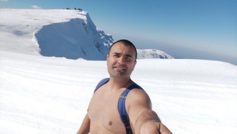 PO SNEGU I MINUSU SAMO U ŠORTSU: Vladimir Stevanović prkosi prirodi - osvaja planinske vrhove, meditira u ledenim rekama i jezerima (FOTO)