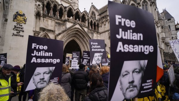 ДАНАС САСЛУШАЊЕ У ВЕЗИ СА ИЗРУЧЕЊЕМ АСАНЖА АМЕРИЦИ: Супруга оснивача Викиликса појаснила три могућа исхода ситуације