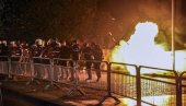 HAOS U TIRANI: Demonstranti bacali kamenice na policiju, srušili gvozdenu ogradu oko zgrade vlade (FOTO)