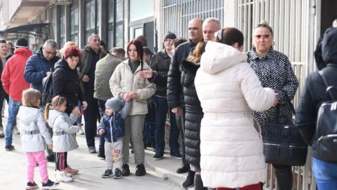 KRITIČNO NA SEVERU KOSOVA: Majke sa decom čekaju u redovima, nema dinara za isplatu pomoći - Od čega da kupimo mleko?