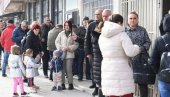 ОД ЧЕГА ДА КУПИМО МЛЕКО, НЕ МОЖЕМО ДА ПРЕЖИВИМО: Срби са КиМ и јуче чекали у редовима да подигну свој једини приход, социјалну помоћ