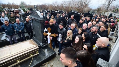 POTRESNA SLIKA: Otac Dejana Milojevića bio utučen na sahrani sina, a preminuo je samo 10 dana kasnije (FOTO)