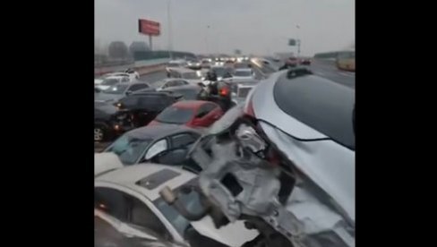 JEZIVI SNIMCI LANČANOG SUDARA NA AUTO-PUTU: Više od 100 vozila se sudarilo zbog poledice (VIDEO)