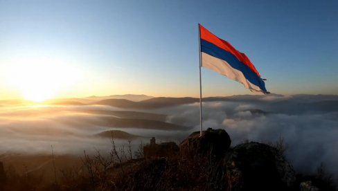 НЕМА ПРЕДАЈЕ У ЗВЕЧАНУ:  Српска тробојка се поново вијори на средњовековној тврђави (ФОТО)