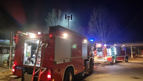ГОРИ КРОВ: Ватрогасци гасе пожар у угоститељском објекту на Вождовцу