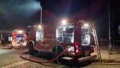 POŽAR U ČAČKU: Vatra se brzo proširila na krovnu konstrukciju - svi radnici su odmah evakuisani