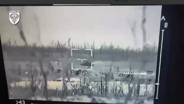 ПОЈАВИО СЕ СНИМАК НЕУНИШТИВОГ ТЕНКА: Т-90 преживео два директна поготка из АТГМ Стугна-П и удар дрона и наставио мисију (ВИДЕО)