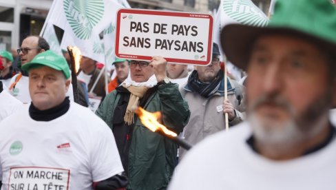 ИСТЕ ЦЕНЕ ЗА ЦЕЛУ ЕВРОПУ: Протест на Међународном сајму пољопривреде у Паризу