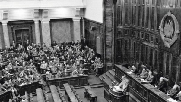 СУСРЕТ СА ИСТОРИЈОМ - Србија платила највећу цену Уставних промена: Пола века од доношења устава из 1974.