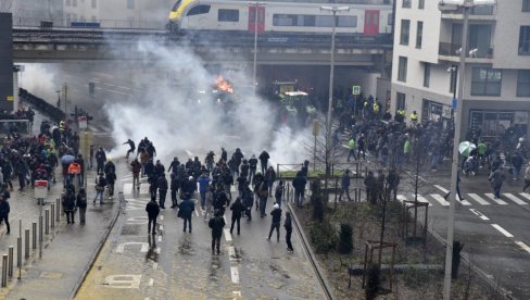 НАРАНЏАМА ГАЂАЛИ ПОЛИЦИЈУ: У Бриселу сукоб пољопривредника и органа реда, нови протести широм Старог континента