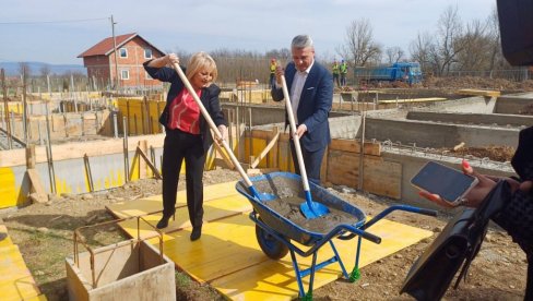 TEMELJAC U ZABLAĆU: Svečano započeta izgradnja novog objekta čačanske predškolske ustanove Moje detinjstvo