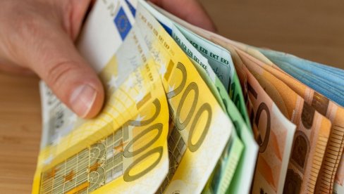 И ЊИМА ЕВРО ПОСТАЈЕ ЗВАНИЧНА ВАЛУТА: Већ у јануару их чекају велике промене