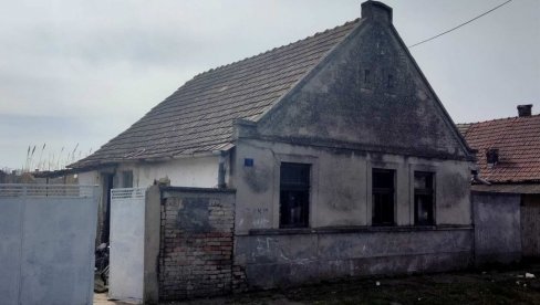 SNIMCI SA MESTA ZLOČINA: Ovo je kuća u kojoj se dogodilo jezivo ubistvo - Dograbio nož i prerezao nevenčanoj supruzi vrat (FOTO/VIDEO)