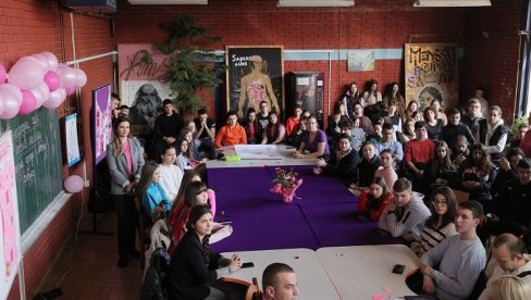 ДАН ЗА РОЗЕ МАЈИЦЕ: Ђаци свих школа у Вршцу обележили Међународни дан против вршњачког насиља