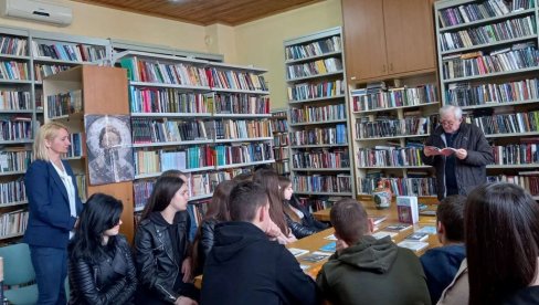 TOMISLAV ĐOKIĆ ZA ĐAKE: U paraćinskoj biblioteci obeležen Nacionalni dan knjige (FOTO)
